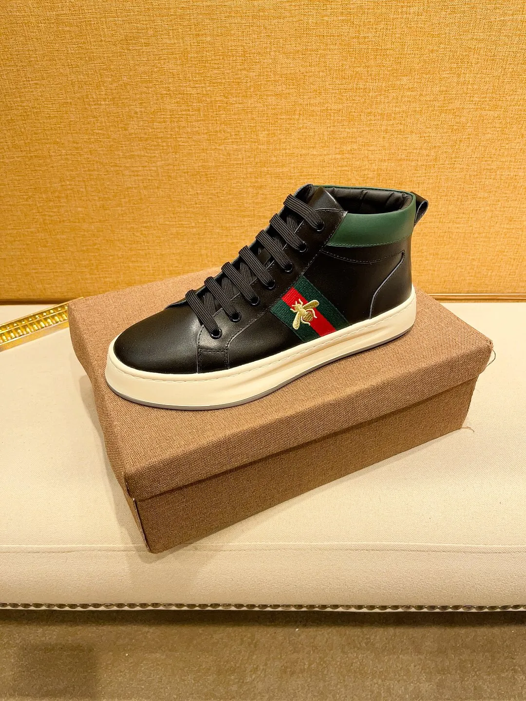 Factory price 440 [Gucci] Gucci's latest high-top casual Korean-style men's shoes, brand new autumn and winter design, perfect workmanship, cabinet quality, upper: cowhide material, leather lining; soft and comfortable, rubber outsole ultra-light, wear-resistant, simple, versatile fashion men's shoes, color optional, size 38--44